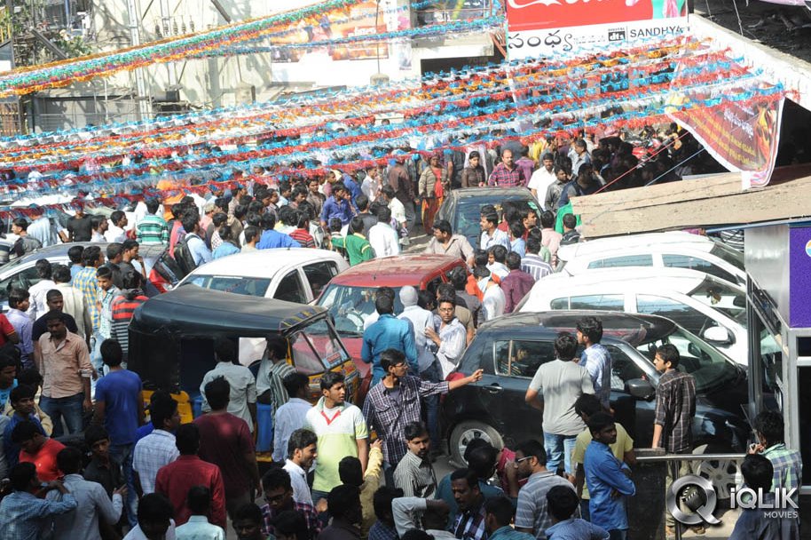 Yevadu-Hungama-at-Sandhya-Theatre